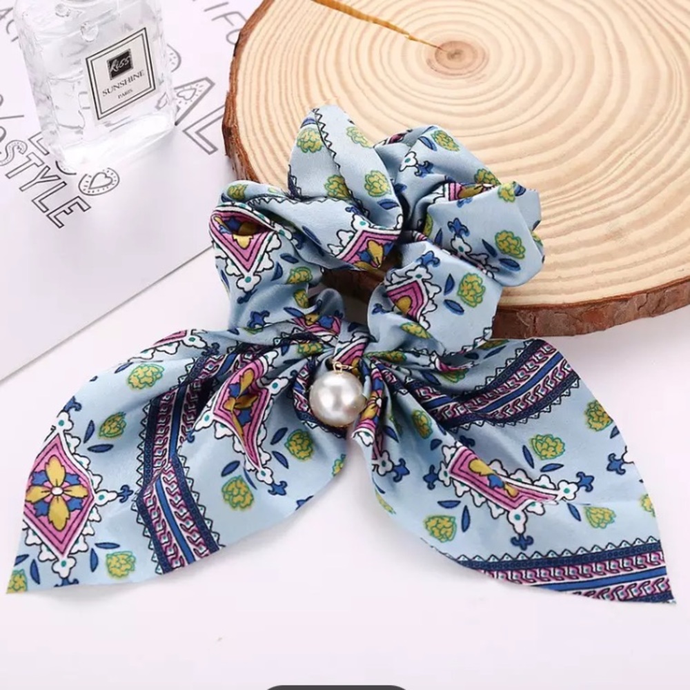 🌟 One Silk Scrunchies Hair Ties - Picture 1 of 2